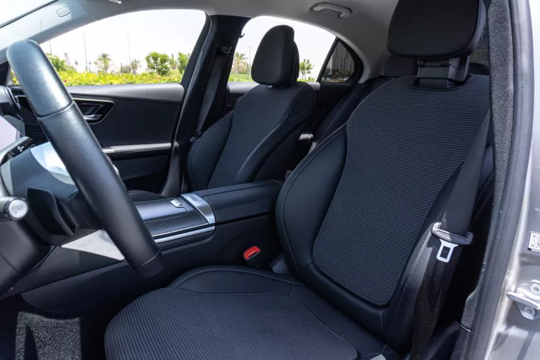 Dubai'de kiralık Mercedes C200 (G&uuml;m&uuml;ş), 2022
