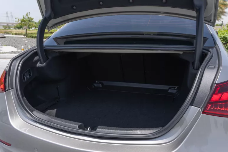Dubai'de kiralık Mercedes C200 (G&uuml;m&uuml;ş), 2022