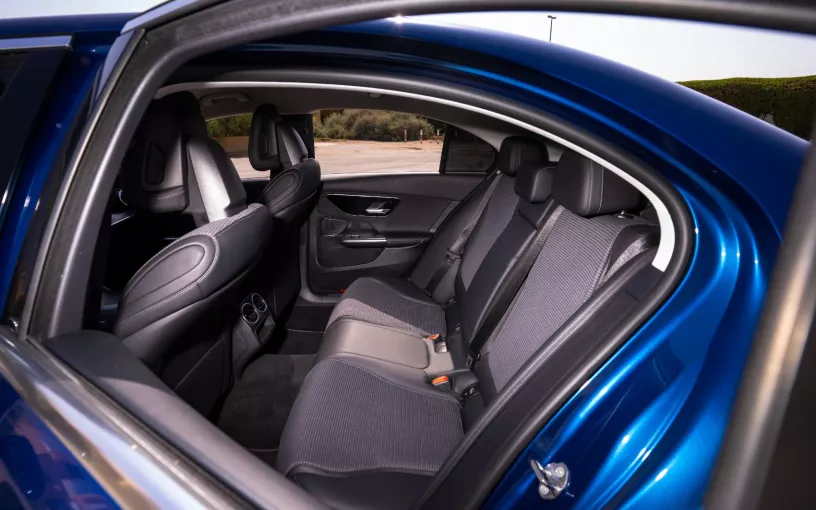 Mercedes C200 (Blu), 2022 in affitto a Ras Al Khaimah