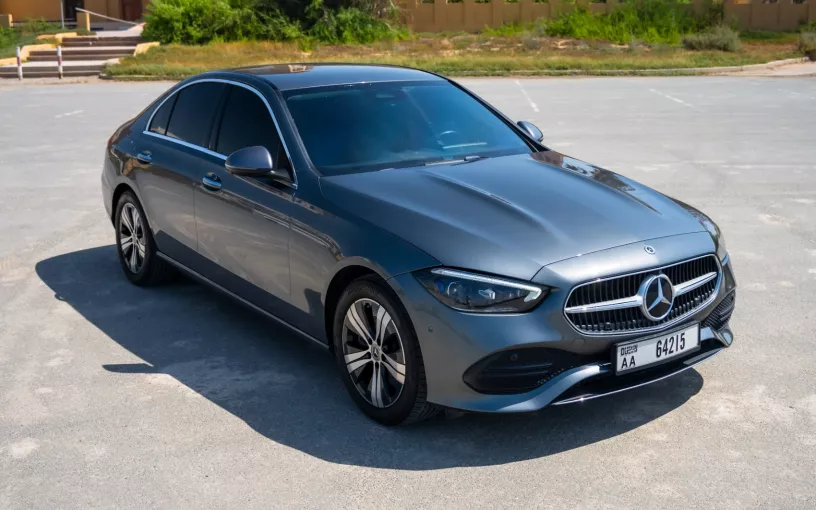 在哈伊马角租车 租 奔驰C200 (灰色), 2022
