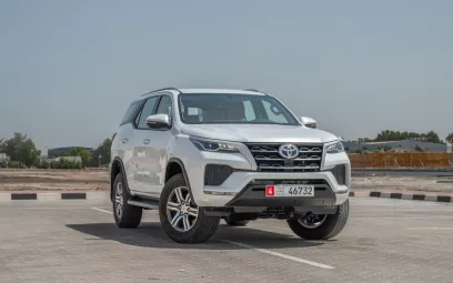 Toyota Fortuner (Wei&szlig;), 2024 zur Miete in Dubai