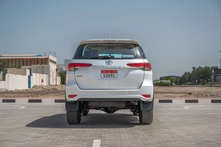 Toyota Fortuner (Белый), 2024 для аренды в Дубай