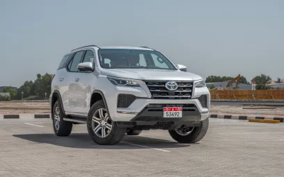 Toyota Fortuner (Wei&szlig;), 2024 zur Miete in Dubai