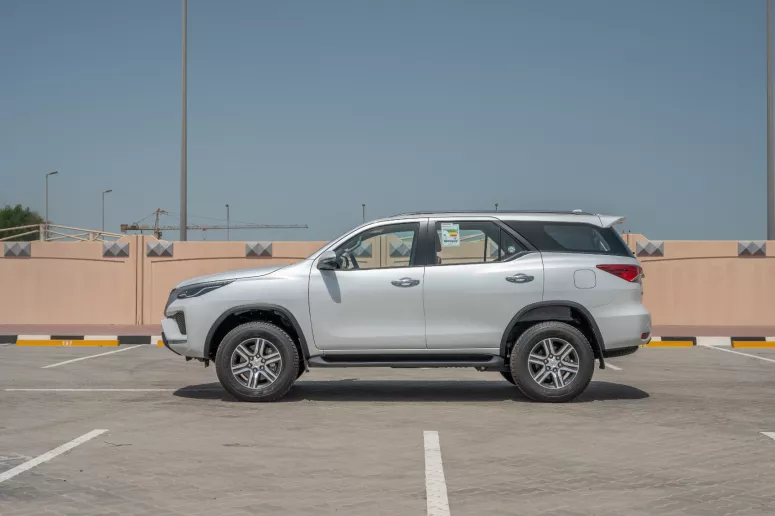 Toyota Fortuner (Белый), 2024 для аренды в Дубай