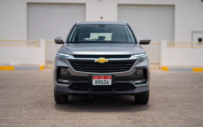 Res&uuml;'l-Hayme'de kiralık Chevrolet Captiva (G&uuml;m&uuml;ş), 2024