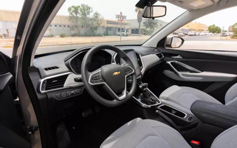 Res&uuml;'l-Hayme'de kiralık Chevrolet Captiva (G&uuml;m&uuml;ş), 2024