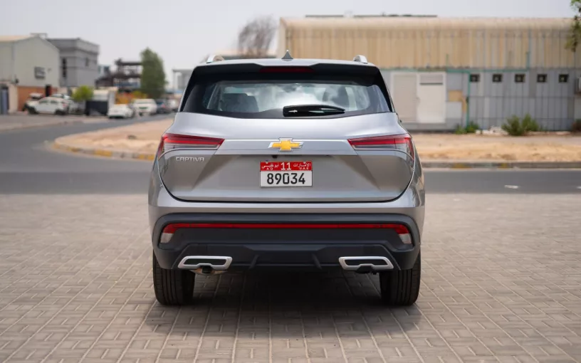 Res&uuml;'l-Hayme'de kiralık Chevrolet Captiva (G&uuml;m&uuml;ş), 2024