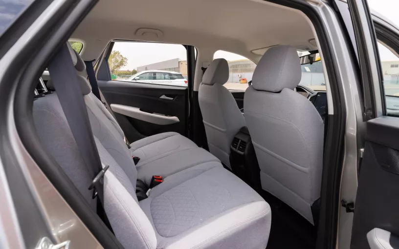 Res&uuml;'l-Hayme'de kiralık Chevrolet Captiva (G&uuml;m&uuml;ş), 2024