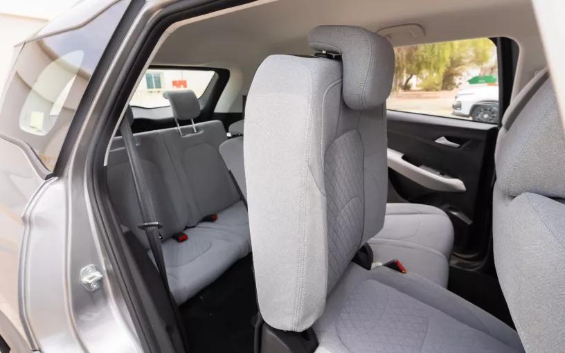Res&uuml;'l-Hayme'de kiralık Chevrolet Captiva (G&uuml;m&uuml;ş), 2024