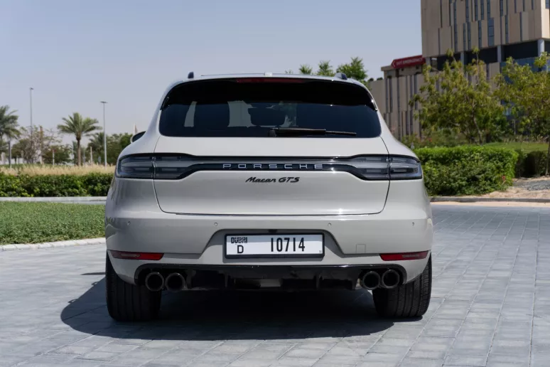 Şarika'de kiralık Porsche Macan (Gri), 2021