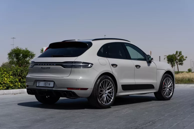 Şarika'de kiralık Porsche Macan (Gri), 2021