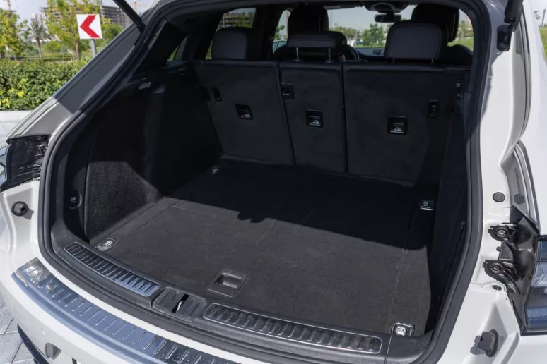 Şarika'de kiralık Porsche Macan (Gri), 2021