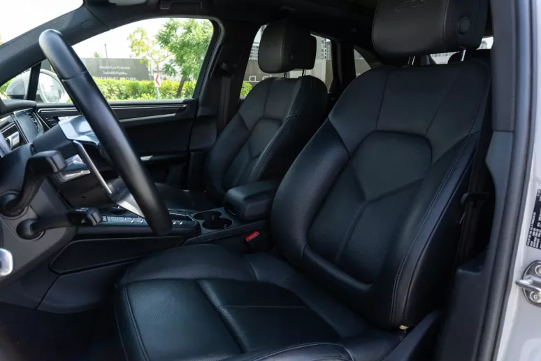 Şarika'de kiralık Porsche Macan (Gri), 2021
