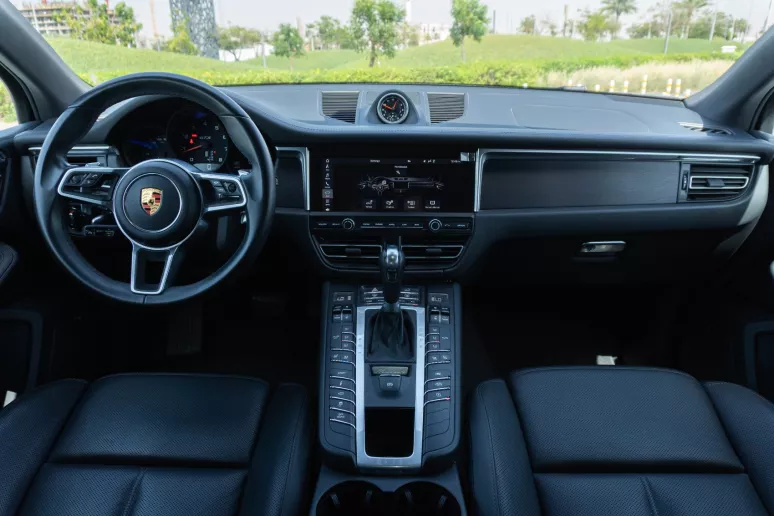 Şarika'de kiralık Porsche Macan (Gri), 2021