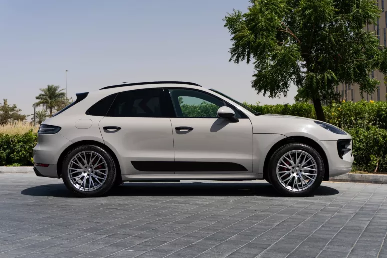 Şarika'de kiralık Porsche Macan (Gri), 2021