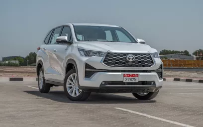 Toyota Innova (Wei&szlig;), 2024 zur Miete in Dubai