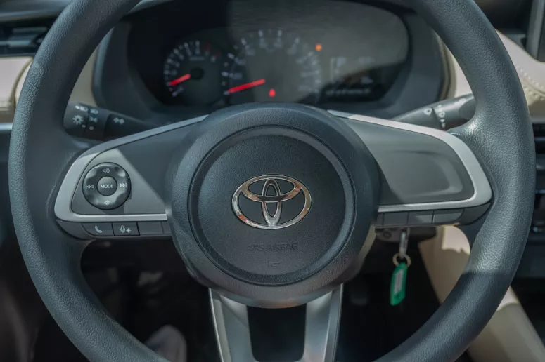 Toyota Yaris (Bianca), 2024 in affitto a Dubai