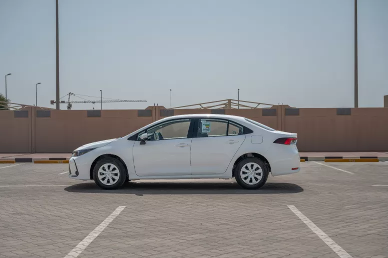 Toyota Corolla (Blanco), 2024 para alquiler en Ras Al Khaimah