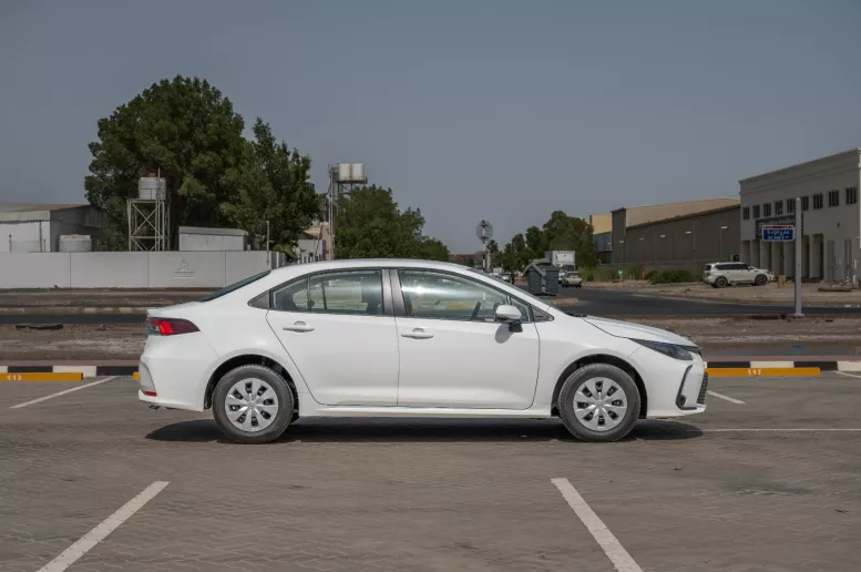 Toyota Corolla (Blanco), 2024 para alquiler en Ras Al Khaimah
