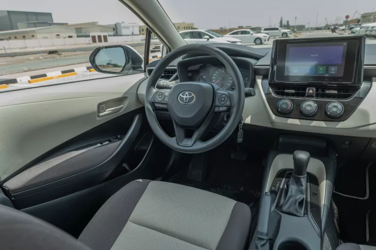 Toyota Corolla (Blanco), 2024 para alquiler en Ras Al Khaimah