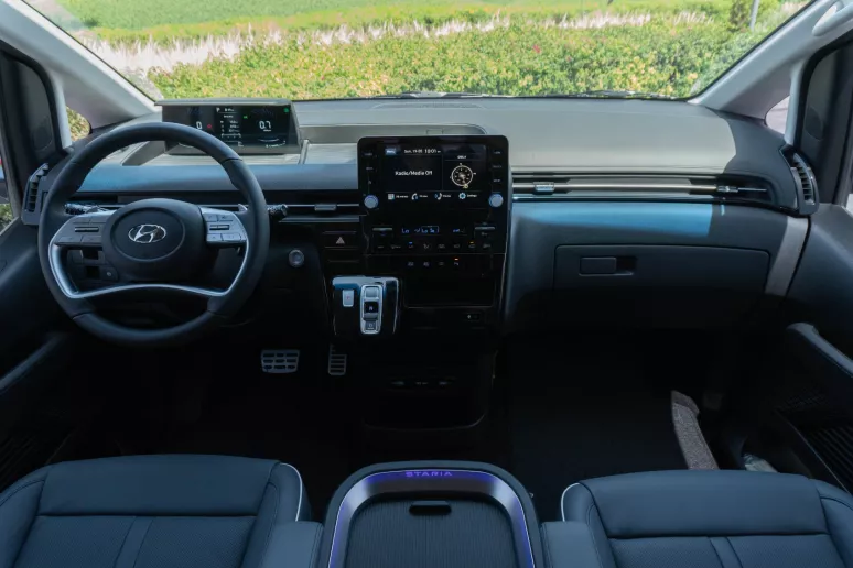 Hyundai Staria S9 (Белый), 2024 для аренды в Абу-Даби