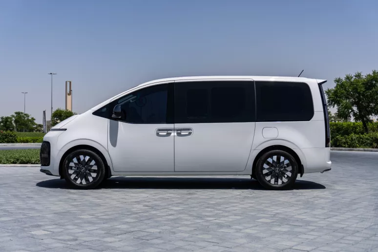 Hyundai Staria S9 (Белый), 2024 для аренды в Абу-Даби