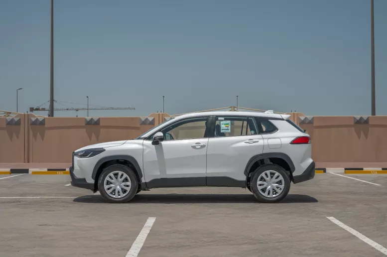 在迪拜 租 丰田Corolla Cross (白色), 2024
