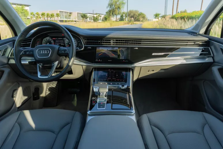 Audi Q7 (Azul), 2024 para alquiler en Ras Al Khaimah