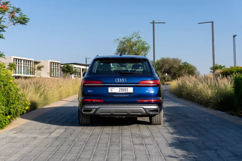 Audi Q7 (Azul), 2024 para alquiler en Ras Al Khaimah