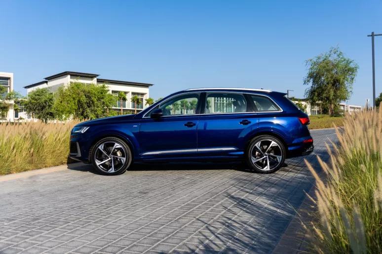 Audi Q7 (Azul), 2024 para alquiler en Ras Al Khaimah