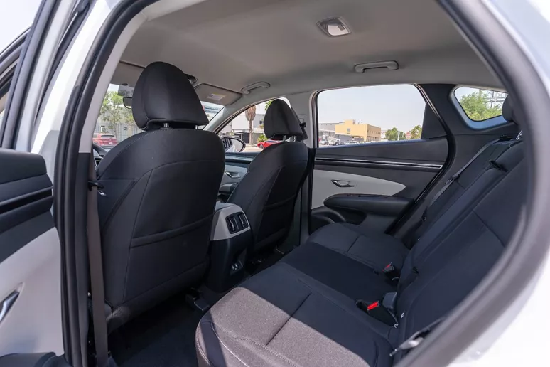 Hyundai Tucson (Blanco), 2024 para alquiler en Dub&aacute;i