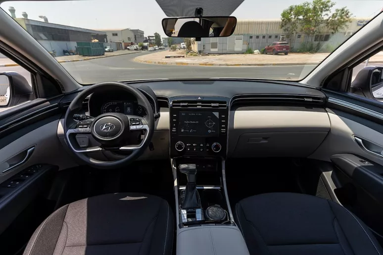 Hyundai Tucson (Blanco), 2024 para alquiler en Dub&aacute;i