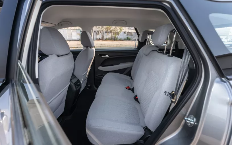 Chevrolet Captiva (Silber), 2024  zur Miete in Dubai