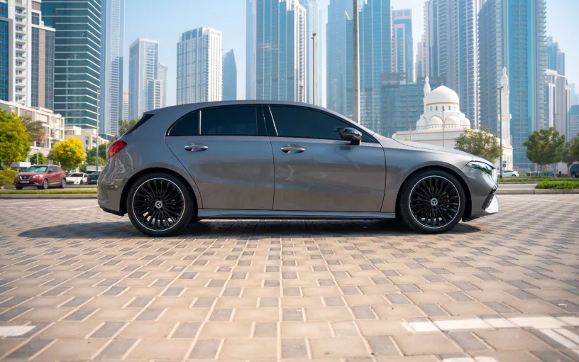 Mercedes A200 (Gris), 2025 para alquiler en Dub&aacute;i