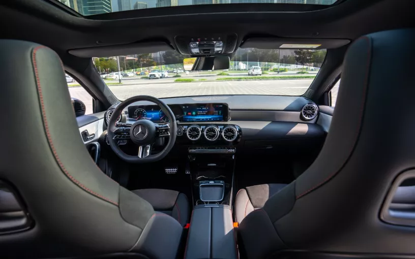 Mercedes A200 (Gris), 2025 para alquiler en Dub&aacute;i