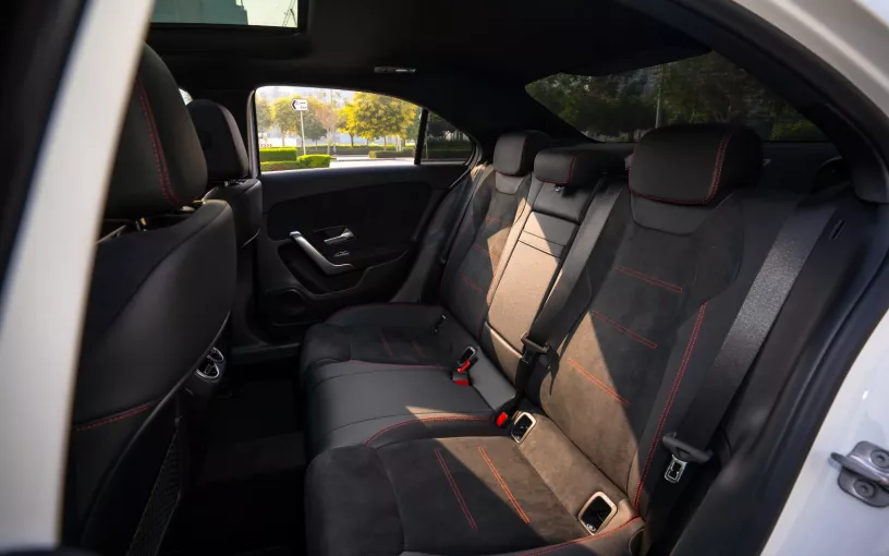 Dubai'de kiralık Mercedes A200 (Beyaz), 2025