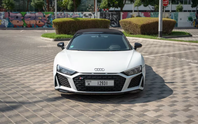 Audi R8 Spyder (Blanco), 2024 para alquiler en Abu Dhabi