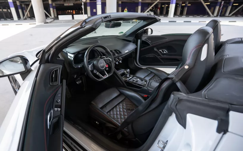Audi R8 Spyder (Blanco), 2024 para alquiler en Abu Dhabi