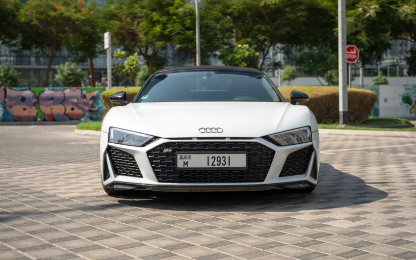 Audi R8 Spyder (Blanco), 2024 para alquiler en Abu Dhabi