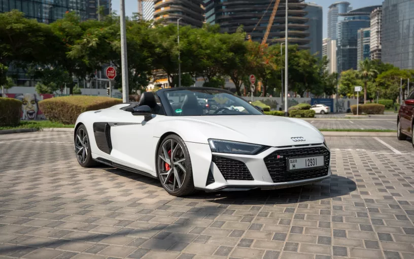 Audi R8 Spyder (Blanco), 2024 para alquiler en Abu Dhabi