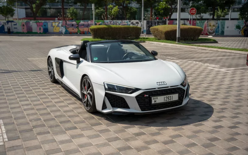 Audi R8 Spyder (Blanco), 2024 para alquiler en Abu Dhabi