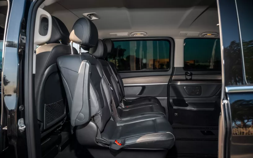 إيجار مرسيدس V300 Avantgarde Extra Long (أسود), 2025 في دبي