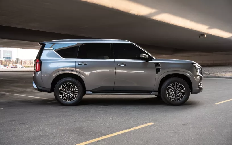在迪拜 租 日产巡逻队 Platinum V6 (灰色), 2025