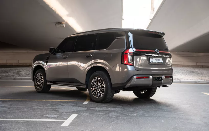 在迪拜 租 日产巡逻队 Platinum V6 (灰色), 2025