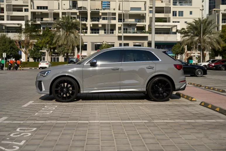 在迪拜 租 奥迪RSQ3 (灰色), 2022