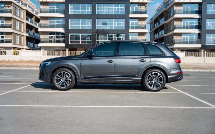 Audi Q7 (Grijs), 2025 te huur in Ras Al Khaimah
