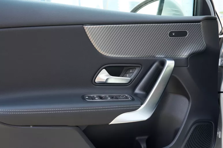 Abu Dabi'de kiralık Mercedes A180 (Gri), 2023