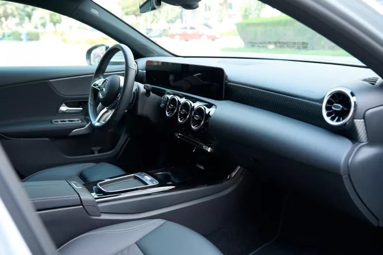 Abu Dabi'de kiralık Mercedes A180 (Gri), 2023