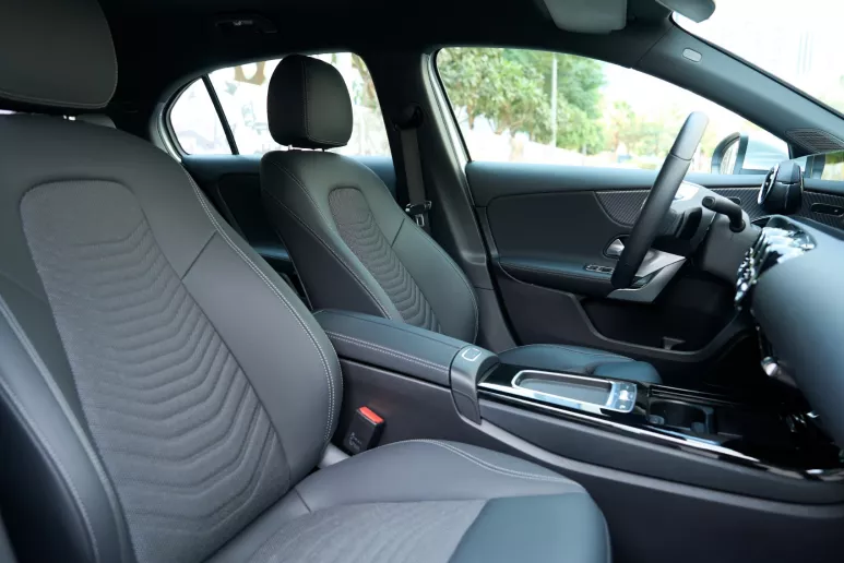 Abu Dabi'de kiralık Mercedes A180 (Gri), 2023