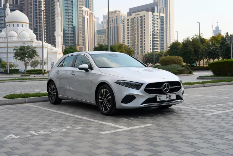 Abu Dabi'de kiralık Mercedes A180 (Gri), 2023
